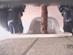 和式トイレ隠撮!ブーツ女の糞はお尻が抜きどころ!