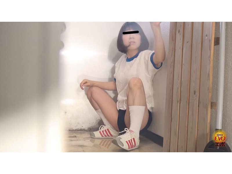 我慢限界!!足止めをくらった女学生のおしっこ漏らし2